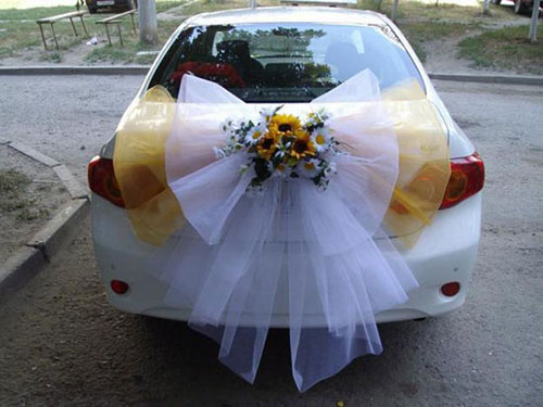 Декор капота свадебной машины своими руками – как украшение цветами и шарами
